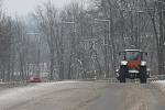 Přívaly sněhu způsobily komplikace i na silnicích karvinského okresu.