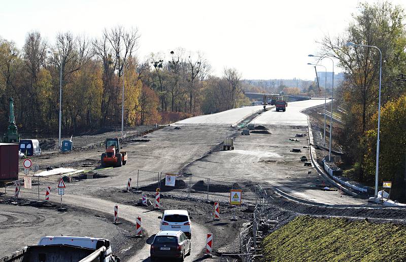 Stavba silničního obchvatu Karviné - 16. prosince má být otevřena část nové silnice, která vede do Stonavy, Karviná, 26. 10. 2022.