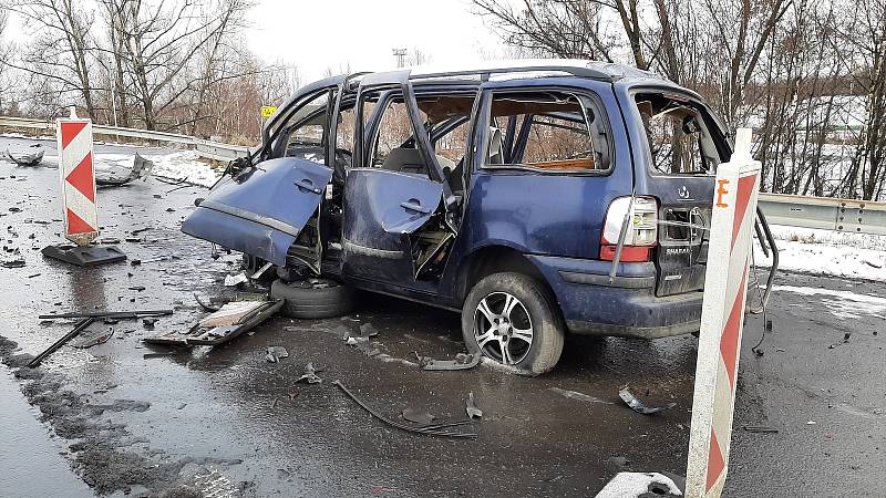 U autobusové zastávky u Dolu ČSA stojí už několik týdnů nepojízdné auto.