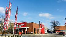 Třetí den provozu nového karvinského KFC. Prázdno u okének nebývá, právě naopak.