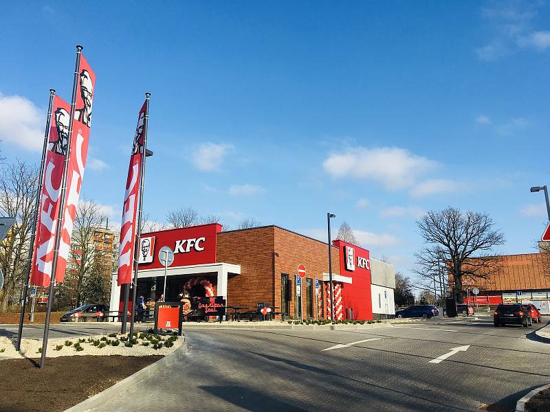 Třetí den provozu nového karvinského KFC. Prázdno u okének nebývá, právě naopak.