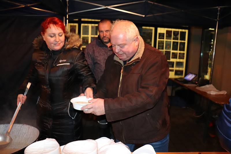 Akce Deníku Česko zpívá koledy 2018 v Orlové. Organizátoři také navařili a nabízeli hrachovou polévku.