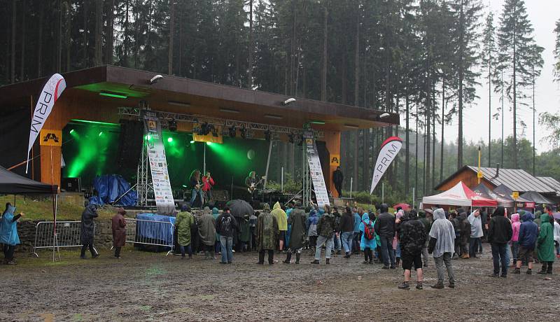 Od čtvrtka do soboty probíhal ve Vyšních Lhotách v podhůří Beskyd hudební festival Kamenité Open 2017. Největší hvězdou byla slovenská kapela Ravenclow, s níž vystoupil legendární Kai Hansen, lídr kapely Gamma Ray.