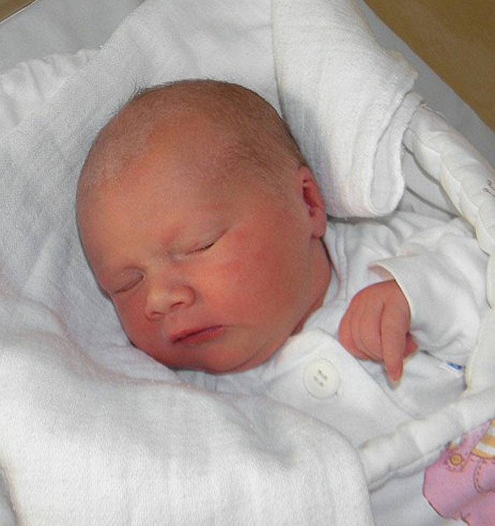 Emička Trombalová se narodila 2. ledna mamince Zuzaně Chourové z Karviné. Po porodu dítě vážilo 3230 g a měřilo 49 cm.