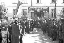 Na historických snímcích je přivítání sovětských vojáků v květnu 945 v Dětmarovicích.