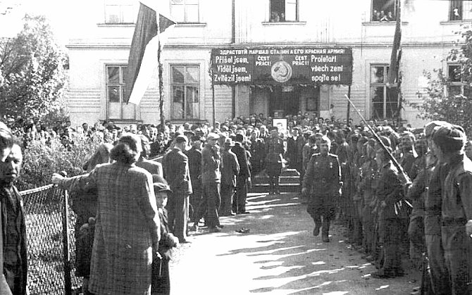 Na historických snímcích je přivítání sovětských vojáků v květnu 945 v Dětmarovicích.