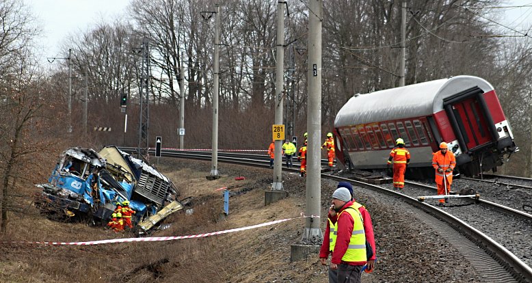 Dolní Lutyně, Karvinsko, likvidování následků tragické srážky vlaku a kamionu, 25. ledna 2024.