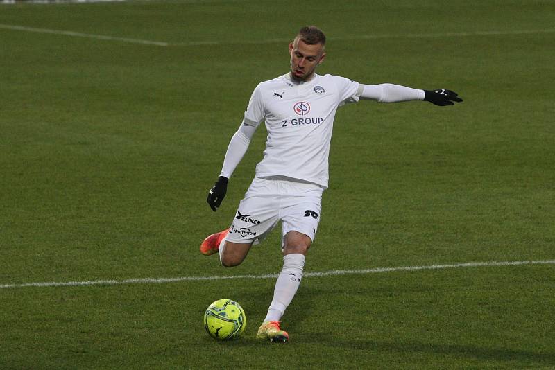 Fotbalisté Karviné (v zeleném) prohráli v úvodním jarním ligovém kole na Slovácku 0:2.