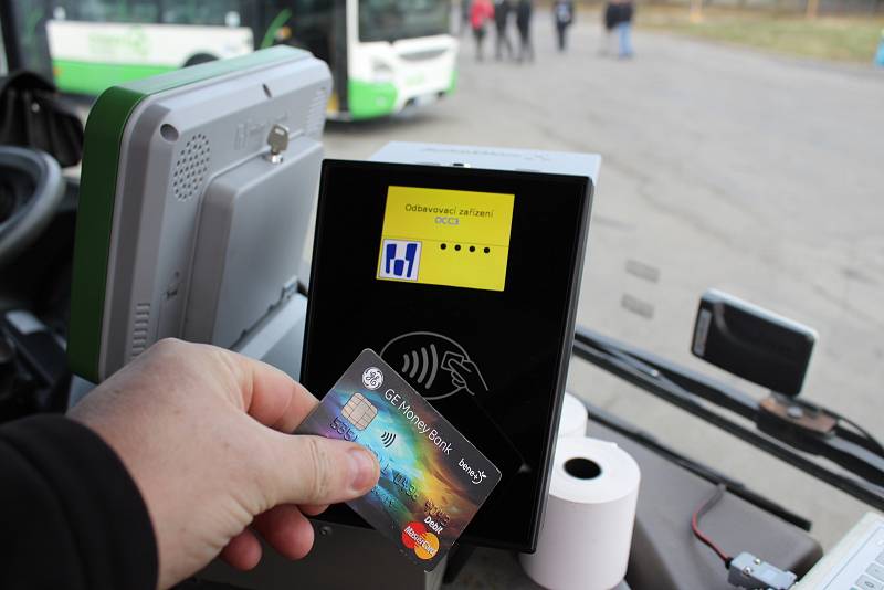 Nové nízkopodlažní autobusy s pohonem na zemní plyn pro městské a příměstské linky v Havířově. Od prosince 2017 je možné jízdné platit bezkontaktní platební kartou.