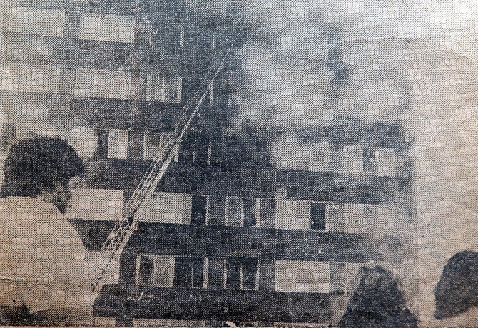 Dobový snímek ze 7. 3. 1987 z hašení požáru výškového domu v centru Havířova. 