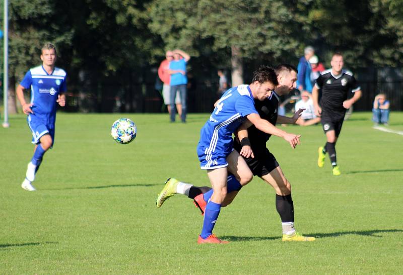 Derby o vedení v I.B třídě zvládly Věřňovice (v modrém), které porazily Záblatí 3:2.