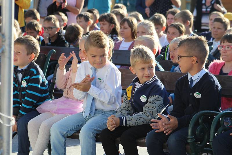 Přivítání žáků ZŠ s polským jazykem vyučovacím v Karviné-Fryštátě proběhlo 1. září na Masarykově náměstí.