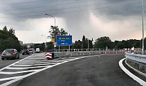 V Karviné byl v pondělí 17. července zprovozněn jihozápadní obchvat města. Snímek z příjezdu od Ostravy po silnici I/59. Sjezd na obchvat na Bělidle.