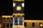 Vánoční výzdoba na Masarykově náměstí v Karviné. Osvětlená věž radnice.