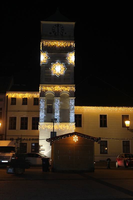 Vánoční výzdoba na Masarykově náměstí v Karviné. Osvětlená věž radnice.