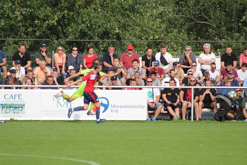 Karvinští fotbalisté (zelenkavé dresy) postoupili v domácím MOL Cupu do třetího kola. Sympaticky bojující Hlubinu z krajského přeboru porazili 6:0.