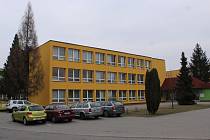 Budova základní školy v Rychvaldu. Za touto budovou by měl vyrůst nový pavilon.
