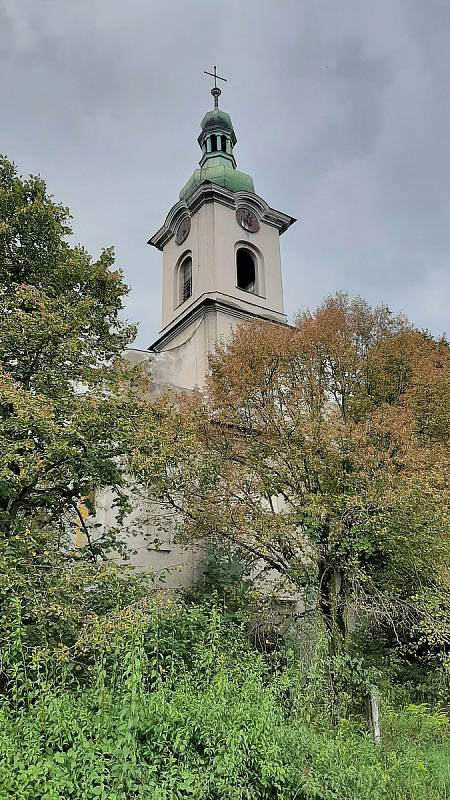 Karviná-Louky. Z původní obce zbylo torzo poté, co její velká část padla v 80. letech za oběť těžbě uhlí. Zůstal jen tarý kostel sv. Barbory stojí opuštěný v pusté krajině.