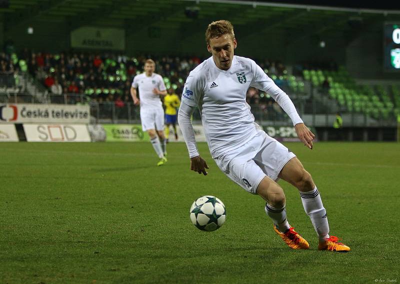 V posledním utkání 19. kola nejvyšší fotbalové soutěže porazili Karvinští (v bílém) Zlín 1:0.