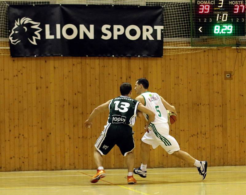 Basketbalisté Karviné (v bílém) zvládli víkend proti těžkým soupeřům z Brna.