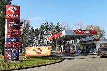 Řidiči z příhranicí mohou výhodně tankovat v Polsku, kde jsou pohonné hmoty levnější o 3 až 6 korun za litr.