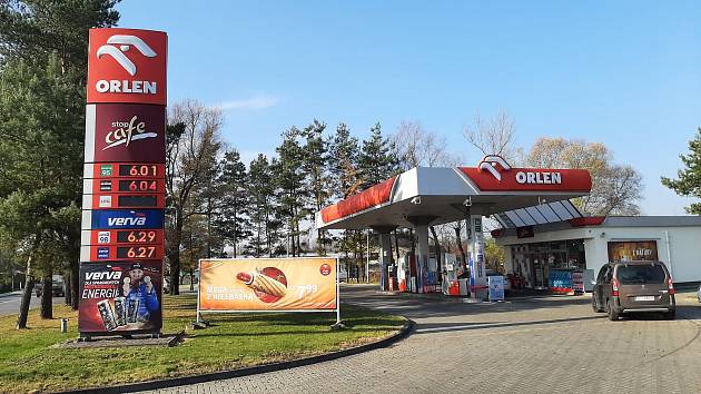 Řidiči z příhranicí mohou výhodně tankovat v Polsku, kde jsou pohonné hmoty levnější o 3 až 6 korun za litr.