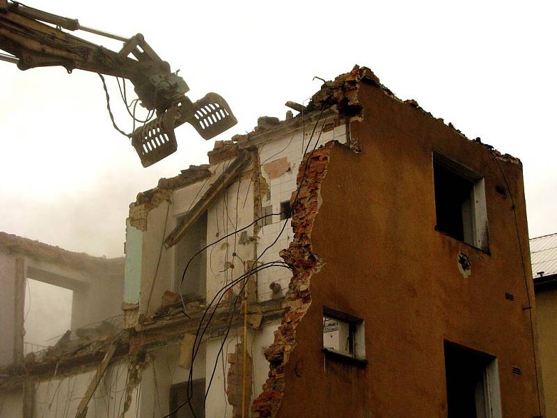 Demolice domu v ulici Obránců míru v Havířově-Šumbarku. 