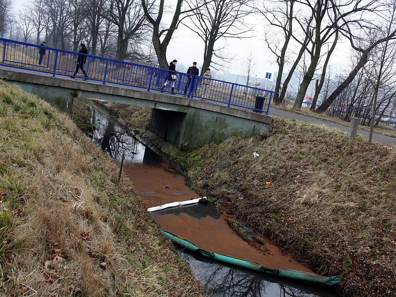 Celkem tři zábrany chrání od středečního večera vody řeky Olše, do které se vlévá kontaminovaný potok v Karviné-Starém Městě. 