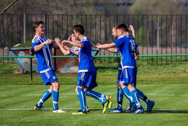 Albrechtice (v modrém) doma přetlačily Orlovou 3:2.