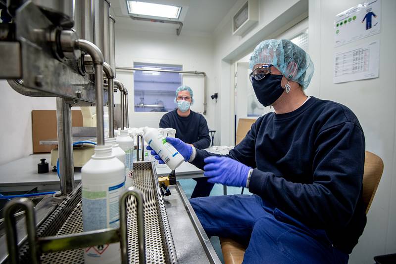 Výroba dezinfekce ve společnosti Bochemie Bohumín, 1. dubna 2020. Společnost také vyrábí dezinfekci Anti-COVID.