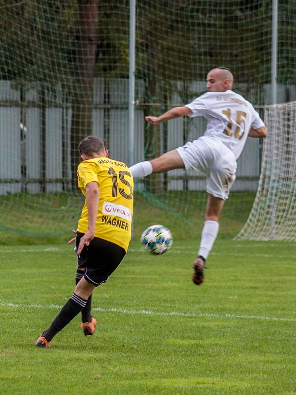 Derby v divizi dopadlo lépe pro karvinskou rezervu (ve žlutém), která loupila v Dětmarovicích.