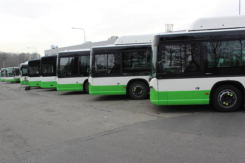Nové nízkopodlažní autobusy s pohonem na zemní plyn pro městské a příměstské linky v Havířově.