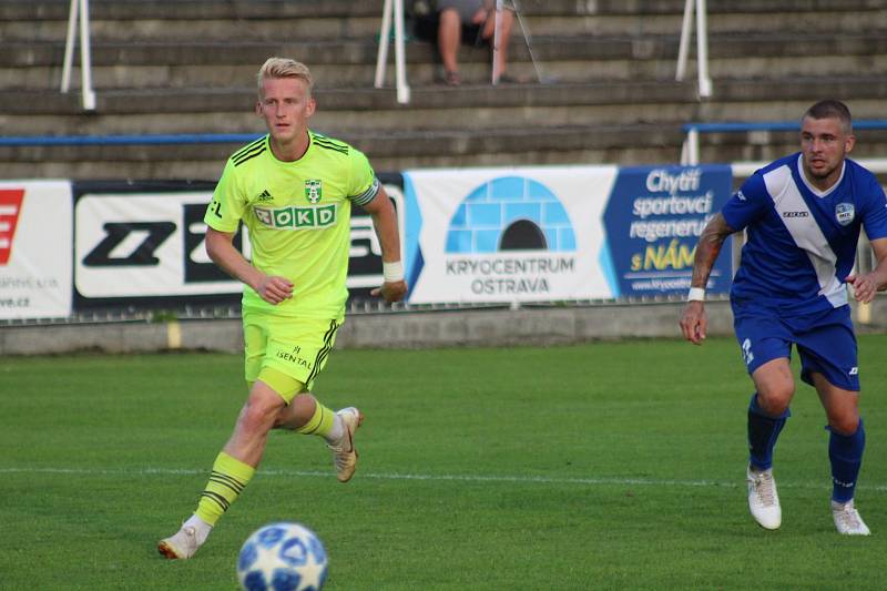 Karvinští fotbalisté (v zeleném) vyhráli ve Frýdku-Místku 3:1.