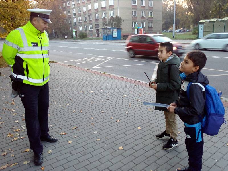 Nebuďte neviditelní! To se snažili vysvětlovat policisté chodcům na několika místech regionu při úterní akci.