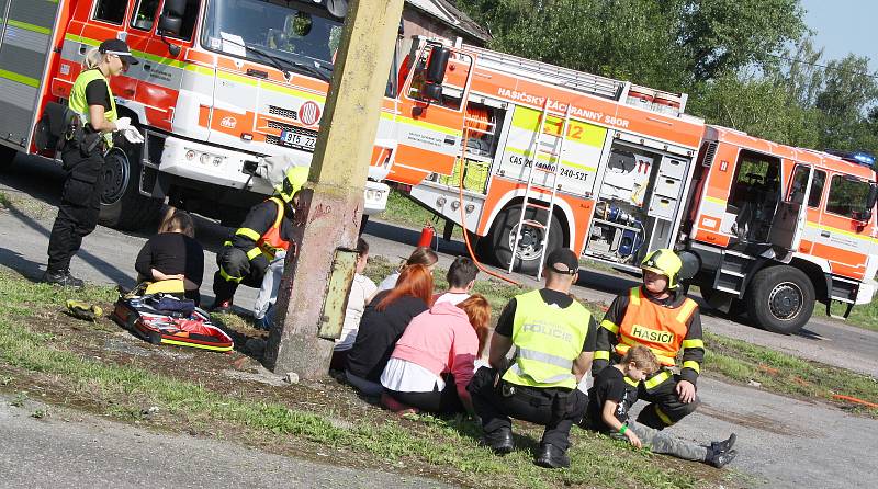 Fingovaná hromadná nehoda autobusu plného středoškoláků prověřila všechny složky Integrovaného záchranného systému a jejich spolupráci.