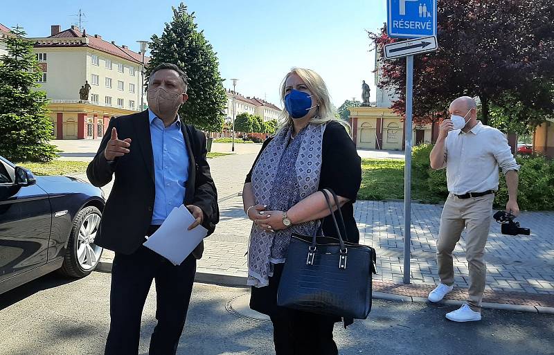 Karviná, návštěva ministryně  pro místní rozvoj Kláry Dostálové (ANO), 10. června 2021. Setkala se mj. s generálním ředitelem společnosti Heimstaden Janem Rafajem (vlevo).