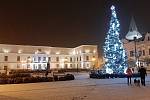 Vánoční strom na Masarykově náměstí v Karviné - reprezentativní vzrostlý smrk výšky cca 18 m byl dovezen ze Sviadnova. Zkrácen na výšku cca 15 metrů.