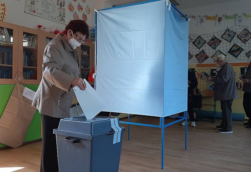 Začaly volby do Poslanecké sněmovny Parlamentu ČR. Na ZŠ Mendelova v Karviné-Hranicích jsou čtyři volební okrsky.