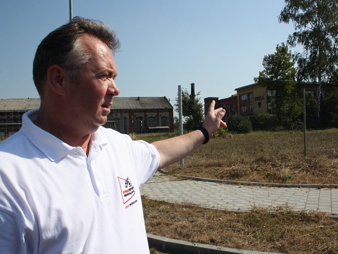 Petr Hrabčák ukazuje k bývalému Dolu Dukla, kde plánuje vybudovat závodiště. 