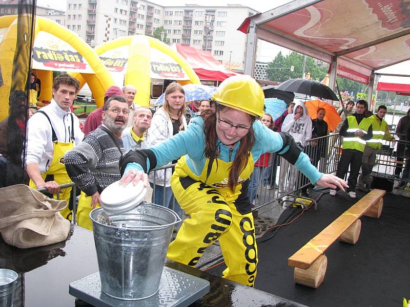 ZlatoCOOP karneval  v ulicích v Havířově.