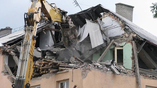 Demolice střechy a bytu v domě, který poškodil výbuch plynu. 