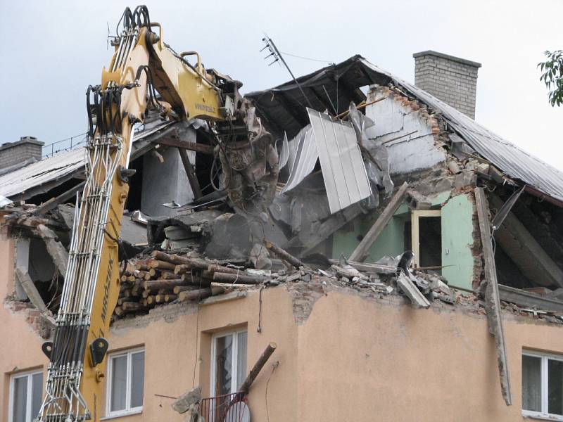 Demolice střechy a bytu v domě, který poškodil výbuch plynu. 