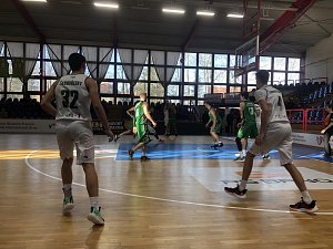 Karvinští basketbalisté v nejtěžším výjezdu sezony do Brna poprvé ve II. lize v sobotu prohráli s Renocarem 64:72, o den později porazili Žabovřesky 94:70.
