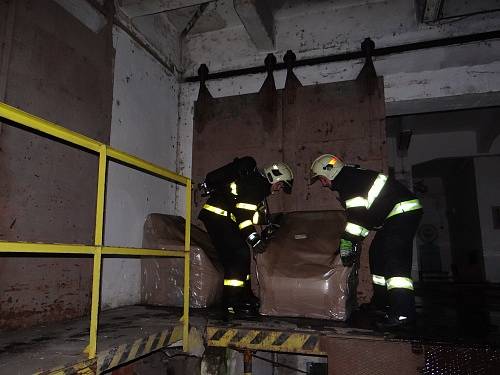 Osm jednotek hasičů zasahovalo ve čtvrtek večer u požáru části velkého objektu bývalých skladů v Orlové. 