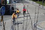Slunečné a teplé počasí vylákalo lidi na cyklovýlety. Cyklostezka podél Olše a Darkovský most v Karviné byly v obležení cyklistů.