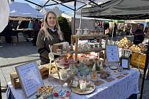 Nela Surňáková z Havířova vyrábí své svíčky ze sójového vosku s certifikovanými vůněmi pod značkou NeSu Svíčku v havířovském paneláku.