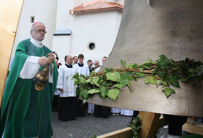 Ostravsko-opavský Biskup František Lobkowicz vysvětil v neděli před polednem nové znovy, které budou odbíjet ve věži fryštátského kostela.