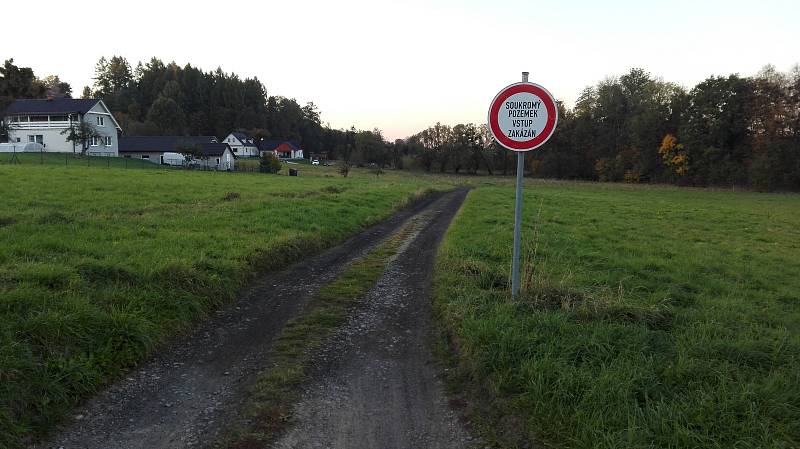 Nová cyklostezka v Havířově, která cyklostezkou není. Bez značek může cyklista vjet na soukromý pozemek.