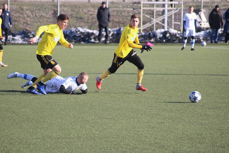 Karvinští fotbalisté (ve žlutém) hráli s Niepolomicemi 0:0.