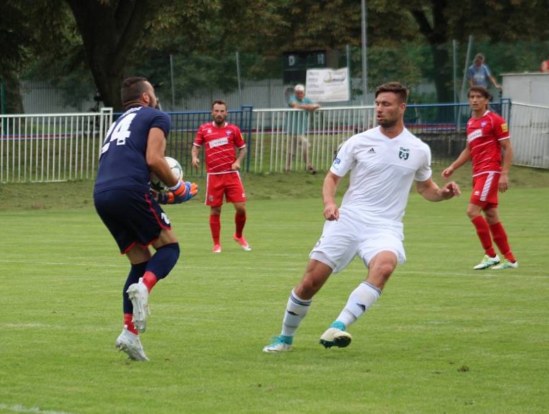 Fotbalisté Karviné (v bílém) si na Slovensku zahráli se Zlatými Moravci. Prohráli 2:3.